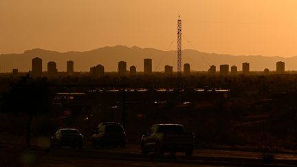 Des voitures près de Phoenix (Arizona), le 18 juillet 2023. (PATRICK T. FALLON / AFP)