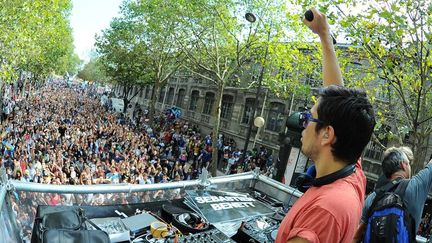 La Techno Parade 2012, vue depuis le char "Reepublic", du nom du groupe des DJ  Michael Canitrot , Antoine Clamaran , Sebastien Benett , Gregori Klosman et Tristan Garner (15 septembre 2012)
 (Anthony Ghnassia / Sipa)