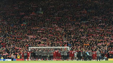 Les joueurs de Liverpool célèbrent leur qualification avec leur public, le 7 mai 2019 à Liverpool (Royaume-Uni). (OLI SCARFF / AFP)