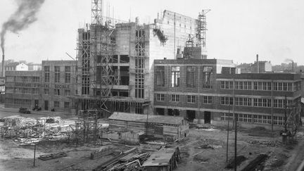 1932 : Réception provisoire (février), décision de rajouter une piscine (août), achèvement de la construction du dispensaire (décembre).
 (Fonds Sylvestre)