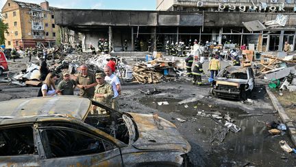 Les pompiers retirent les décombres d'un bâtiment endommagé à la suite d'une frappe aérienne russe, le 14 juillet 2022, à Vinnytsia en Ukraine.&nbsp; (Sergei SUPINSKY / AFP)