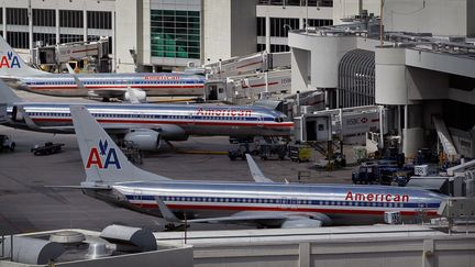 Les avions d'Americain Airlines sur le tarmac de l'a&eacute;roport Miami (Floride, Etats-Unis) le 4 octobre 2011. (JOE RAEDLE / GETTY /AFP)