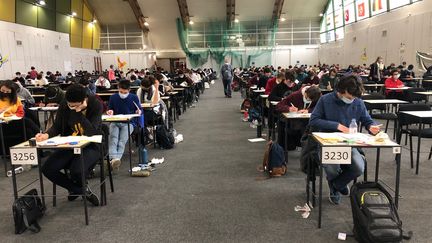 Les candidats planchent sur l'épreuve de mathématiques, ici au centre d'examen de Palaiseau, dans l'Essonne. (ALEXIS MOREL / FRANCE-INFO)