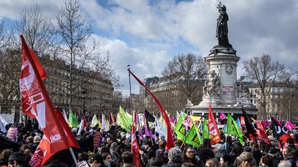 Des milliers de personnes ont manifesté le 25 mars 2023, entre République et Bastille à Paris, contre la loi "Darmanin", le projet de loi relatif à l'asile et à l'immigration qui vient d'être reporté à l'automne, faute d'une majorité à l'Assemblée nationale pour la faire adopter. (CHRISTOPHE PETIT TESSON / EPA / MAXPPP)