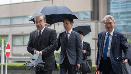 Carlos Ghosn et son avocat&nbsp;Junichiro Hironaka, le 24 juin 2019 à Tokyo. (KAZUHIRO NOGI / AFP)