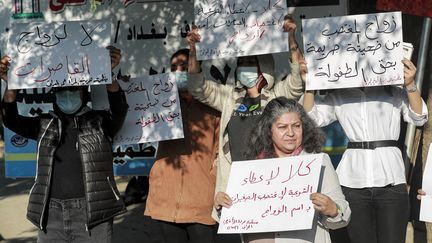 Des femmes manifestent devant un tribunal pour s'opposer à la légalisation du mariage d'une enfant de 12 ans, à Bagdad, en Irak, le 21 novembre 2021. (AHMAD AL-RUBAYE / AFP)