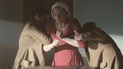 Elisabeth Moss dans la série La servante écarlate (GEORGE KRAYCHYK/HULU)