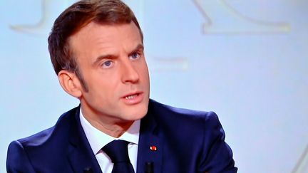 Emmanuel Macron lors de son interview sur TF1 et LCI, le mercredi 15 décembre 2021. (ALEXANDRE MARCHI / MAXPPP)