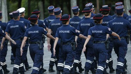 Des douaniers défilent sur les Champs-Élysées à Paris lors du 14 juillet, en 2016 (illustration). (THOMAS SAMSON / AFP)