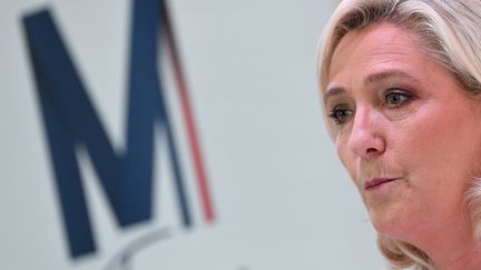 Marine Le Pen, candidate du RN à la présidentielle, donne une conférence de presse sur&nbsp;la politique étrangère,&nbsp;le 13 avril 2022 à Paris. (EMMANUEL DUNAND / AFP)