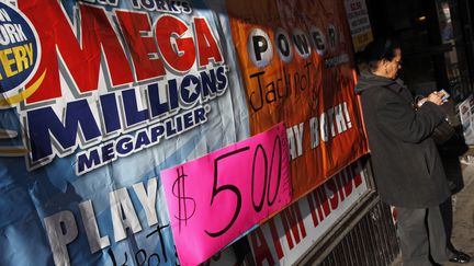 Une femme joue à un jeu de grattage, à New York, le 29 mars 2012.&nbsp; (MIKE SEGAR / REUTERS)