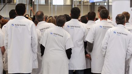 Des ouvriers sont regroup&eacute;s, le 21 f&eacute;vrier 2012, dans les nouveaux locaux de l'usine Labinal du groupe Safran, &agrave; Villemur-sur-Tarn (Haute-Garonne). (ERIC CABANIS / AFP)