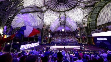 L'escrimeuse française Auriane Mallo-Breton combat dans l'écrin grandiose du Grand Palais, le 27 juillet 2024. (GREGORY LENORMAND / DPPI MEDIA / AFP)