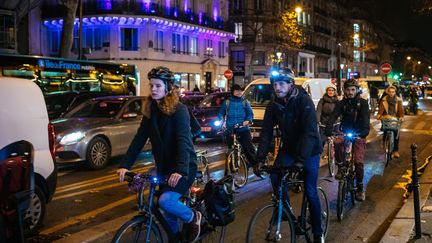 Des Parisiens en vélo, le 13e jour de la grève dans les Transports, le 17 décembre 2019.&nbsp; (MATHIEU MENARD / HANS LUCAS / AFP)