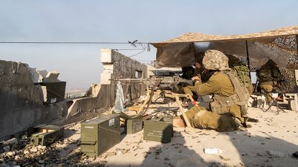 Des soldats israéliens positionnés dans le nord de la bande de Gaza, le dimanche 3 décembre 2023. (AFP PHOTO / Handout / Israeli Army)