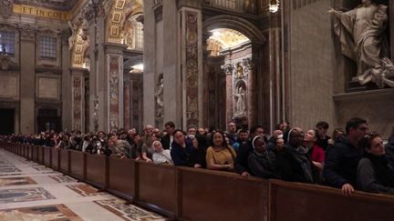 Lundi 2 janvier, près de 60 000 personnes ont défilé dans la basilique Saint-Pierre de Rome pour rendre hommage au pape Benoît XVI, décédé à l'âge de 95 ans. (FRANCEINFO)