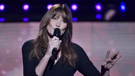 Carla Bruni lors de la soirée "Unis pour l'Ukraine" sur France 2 et France Inter, le 8 mars 2022. (JULIEN DE ROSA / AFP)