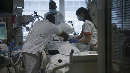 Le personnel soignant dans un hôpital à Montreuil (Seine-Saint-Denis), le 14 décembre 2021. (JULIEN DE ROSA / AFP)