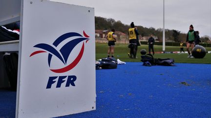 Le logo de la Fédération française de rugby avec un coq en bleu et rouge, le 6 avril 2022. (AURORE THIBAULT / HANS LUCAS)