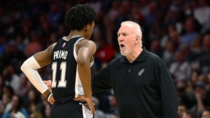 Gregg Popovich donnant ses consignes à Joshua Primo lors d'un match de San Antonio contre Charlotte en NBA le 5 mars 2022. (EAKIN HOWARD / GETTY IMAGES NORTH AMERICA)