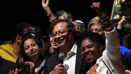 Le président colombien élu Gustavo Petro et sa colistière Francia Marquez (à droite) célèbrent&nbsp;leur victoire&nbsp;à&nbsp;l'élection présidentielle&nbsp;à la Movistar Arena, dans la capitale colombienne&nbsp;Bogota, le 19 juin 2022.&nbsp; (DANIEL MUNOZ / AFP)