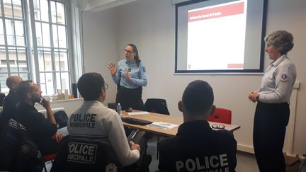 Une formation de policiers municipaux à la bonne prise en charge des victimes de violences conjugales, dans les Yvelines. (GAELE JOLY / RADIO FRANCE)