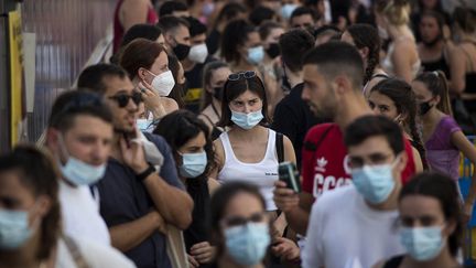 Des personnes font la queue à Barcelone, en Espagne, le 3 juillet 2021, pour accéder à un festival de musique.&nbsp; (ROBERT BONET / NURPHOTO / AFP)