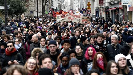 Des personnes&nbsp;manifestent pour protester contre la série de réformes du gouvernement français, le 22 mars 2018 à Paris. (PHILIPPE LOPEZ / AFP)