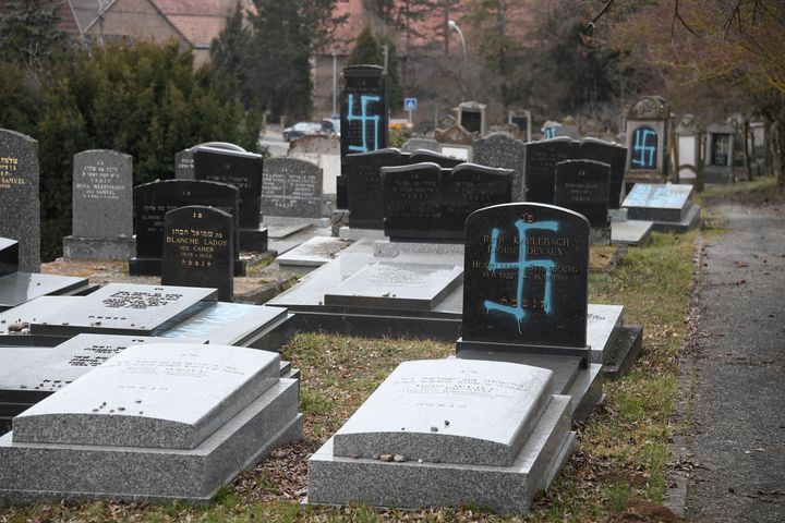 Des croix gammées peintes sur plusieurs tombes d'un cimetière juif de&nbsp;Quatzenheim (Bas-Rhin), mardi 19 février 2019. (FREDERICK FLORIN / AFP)