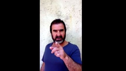 Dans une vid&eacute;o partag&eacute;e par le compte du site Mediapart, Eric Cantona s'adresse au pr&eacute;sident de la R&eacute;publique, jeudi 31 juillet 2014.&nbsp; (MEDIAPART / YOUTUBE.COM)