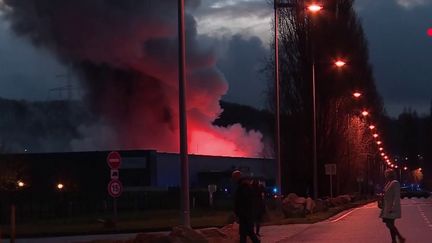 Le site Bolloré Logistics face à un incendie, en Seine-Maritime. (France 2)