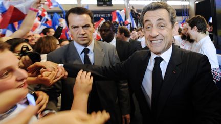 Le pr&eacute;sident-candidat Nicolas Sarkozy salue ses partisans alors qu'il arrive &agrave; son meeting d'Avignon (Vaucluse), le 30 avril 2012. (BORIS HORVAT / AFP)