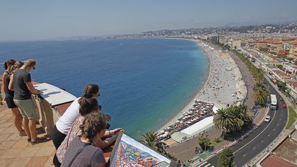 Des touristes du&nbsp;haut de de la colline du Chareau, à Nice (Alpes-Maritimes), le 4 août 2016. (MAXPPP)