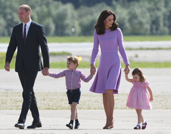 Le prince William, la duchesse de Cambridge, Kate, et leurs deux enfants, George et Charlotte, lors d'un voyage à Hambourg (Allemagne), le 21 juillet 2017.&nbsp; (PATRIK STOLLARZ / AFP)