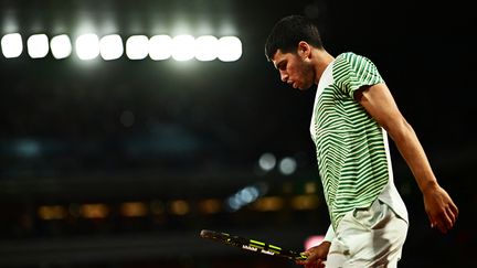 L'Espagnole Carlos Alcaraz, dans la nuit de Roland-Garros, le 2 juin 2023. (JULIEN DE ROSA / AFP)