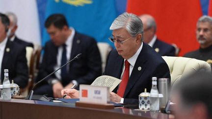 Le président kazakh Kassym-Jomart&nbsp;Tokaïev, lors d'un sommet à Samarkand (Ouzbékistan), le 16 septembre 2022.&nbsp; (SHANGHAI COOPERATION ORGANIZATIO / ANADOLU AGENCY / AFP)