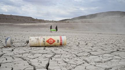 Une bouée portant l'inscription "No Boats" posée sur la terre sèche et craquelée où l'eau se trouvait autrefois, dans le Nevada, le 23 juillet 2022. (FREDERIC J. BROWN / AFP)