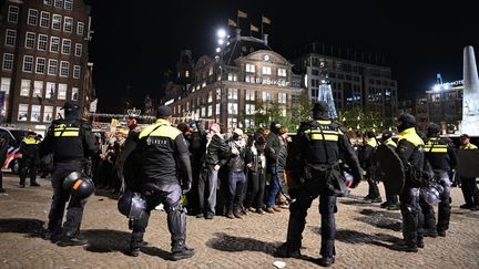 La police encercle et arrête des manifestants pro-palestiniens sur la place du Dam à Amsterdam (Pays-Bas), le 13 novembre 2024. (MOUNEB TAIM/ANADOLU/AFP)