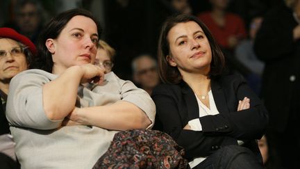 Emmanuelle Cosse et Cécile Duflot, lors d'un meeting à Paris, le 23 février 2016.&nbsp; (MATTHIEU ALEXANDRE / AFP)