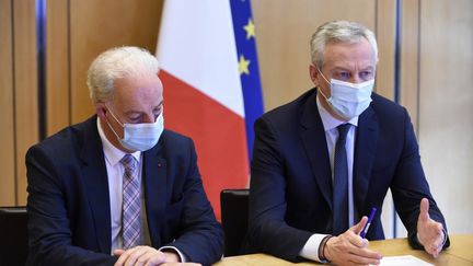 Le ministre de l'Économie, Bruno Le Maire (à droite), et le le ministre délégué aux PME, Alain Griset, assistent à une vidéoconférence avec des représentants des détaillants et des commerçants sur un éventuel report de la vente du "Black Friday", le 20 novembre 2020, au ministère de l'Economie, à Paris. (ERIC PIERMONT / AFP)