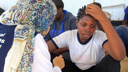 Une jeune migrante sauvée par la marine libyenne s'apprête grossir les rangs des quelque 8.000 migrants détenus en Libye, dans une vingtaine de centres de rétention «officiels» où, selon les ONG, les conditions de vie sont déplorables. En parallèle, des milices exploitent des centres officieux situés dans des hangars ou des maisons. La France veut «traiter le problème en amont», c'est-à-dire dès le Niger et le Tchad avant la Libye et la périlleuse traversée de la Méditerranée. Fin juillet 2017, Paris a abandonné l'idée d'ouvrir des «hotspots» en Libye et convoqué un mini-sommet euro-africain sur la crise migratoire, le 28 août 2017, dans la capitale française. Objectif de cette réunion: examiner plusieurs pistes autour des centres de transit et de la sécurisation des frontières. Une mission française a été envoyée début août au Tchad qui compte 400.000 réfugiés et 100.000 personnes déplacées. Quant au Niger, le pays compte deux types de camps: ceux gérés par le HCR pour les Nigériens principalement, et ceux par l'OIM pour les migrants gagnant la Libye. (MAHMUD TURKIA / AFP)