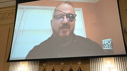 Une vidéo de Stewart Rhodes, fondateur de la milice d'extrême droite Oath Keepers, diffusée le 9 juin 2022, lors de son procès sur l'assaut du Capitole. (BRENDAN SMIALOWSKI / AFP)