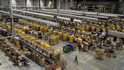 Un entrepôt d'Amazon à Peterborough (Royaume-Uni), le 27 novembre 2019. (DANIEL LEAL / AFP)