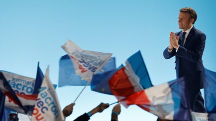 Emmanuel Macron face à ces militants, porte de Versailles, le soir du premier tour de l'élection présidentielle, le 10 avril 2022. (LUDOVIC MARIN / AFP)