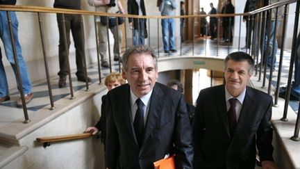 François Bayrou et le nouveau vice-président du Modem, Jean Lassalle, lors du conseil national du Modem le 27-3-2010 (AFP - BERTRAND LANGLOIS)