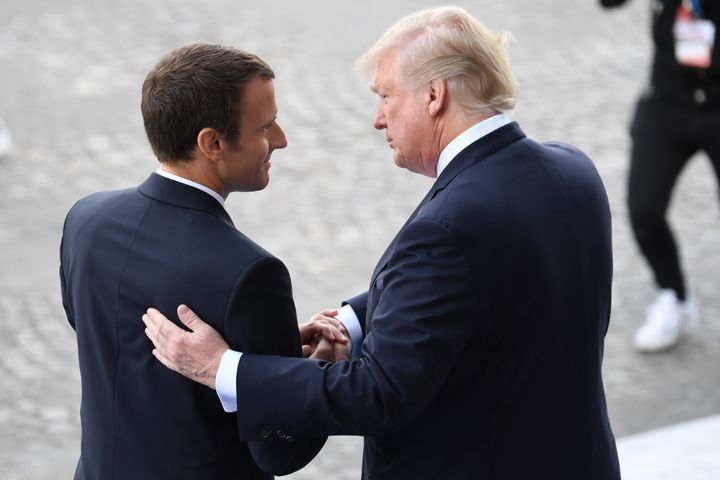 Le commerce mondial est inscrit au menu des discussions des prochaines heures entre le président français Emmanuel Macron et Donald Trump à Washington (ici, les deux hommes le 14 juillet 2017 à Paris). (ALAIN JOCARD / AFP)