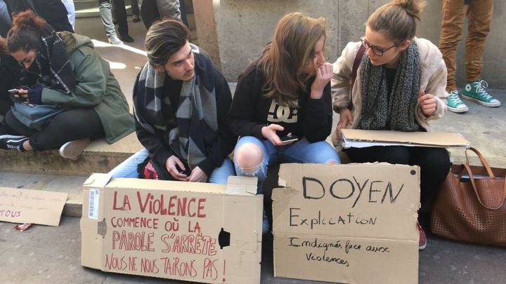 De nombreux étudiants se sont rassemblés devant la faculté de droit vendredi 23 mars pour manifester contre les violences qui ont eu lieu la veille, au sein de la faculté.&nbsp; (Sauveur Vanni / France Télévisions)