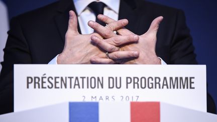 Emmanuel Macron lors de la présentation de son&nbsp;programme&nbsp;pour&nbsp;l'élection présidentielle, le 2 mars&nbsp;2017, à Paris.&nbsp; (LIONEL BONAVENTURE / AFP)