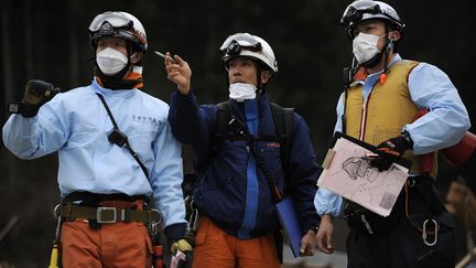 Des pompiers en intervention à Minamisanriku (Japon), après le séisme et le tsunami de mars 2011 (PHILIPPE LOPEZ / AFP)