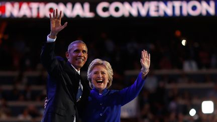 &nbsp; (Barack Obama et Hillary Clinton à la convention de Philadelphie © REUTERS / Carlos Barria)